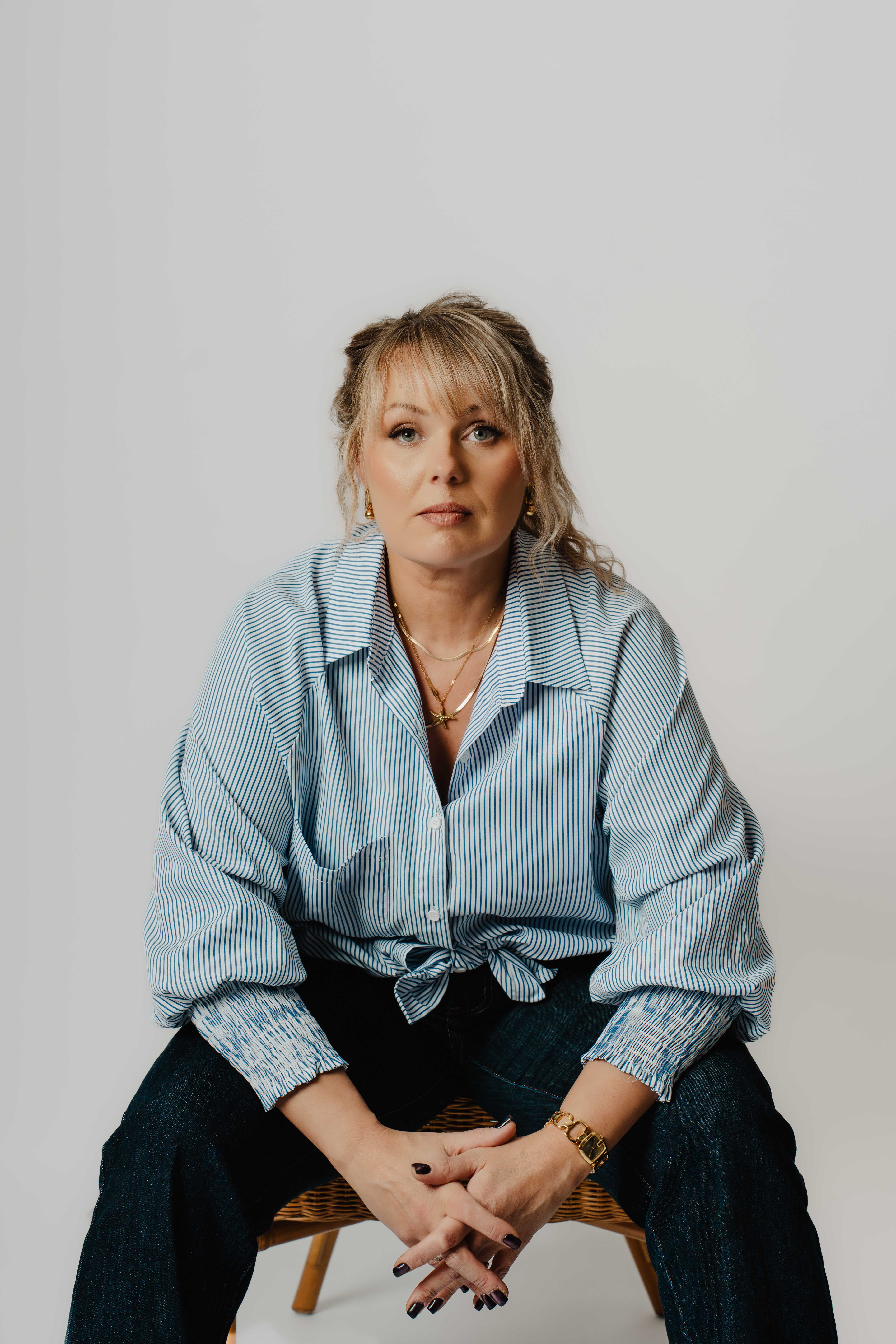 Relaxed natural-light portrait of a woman